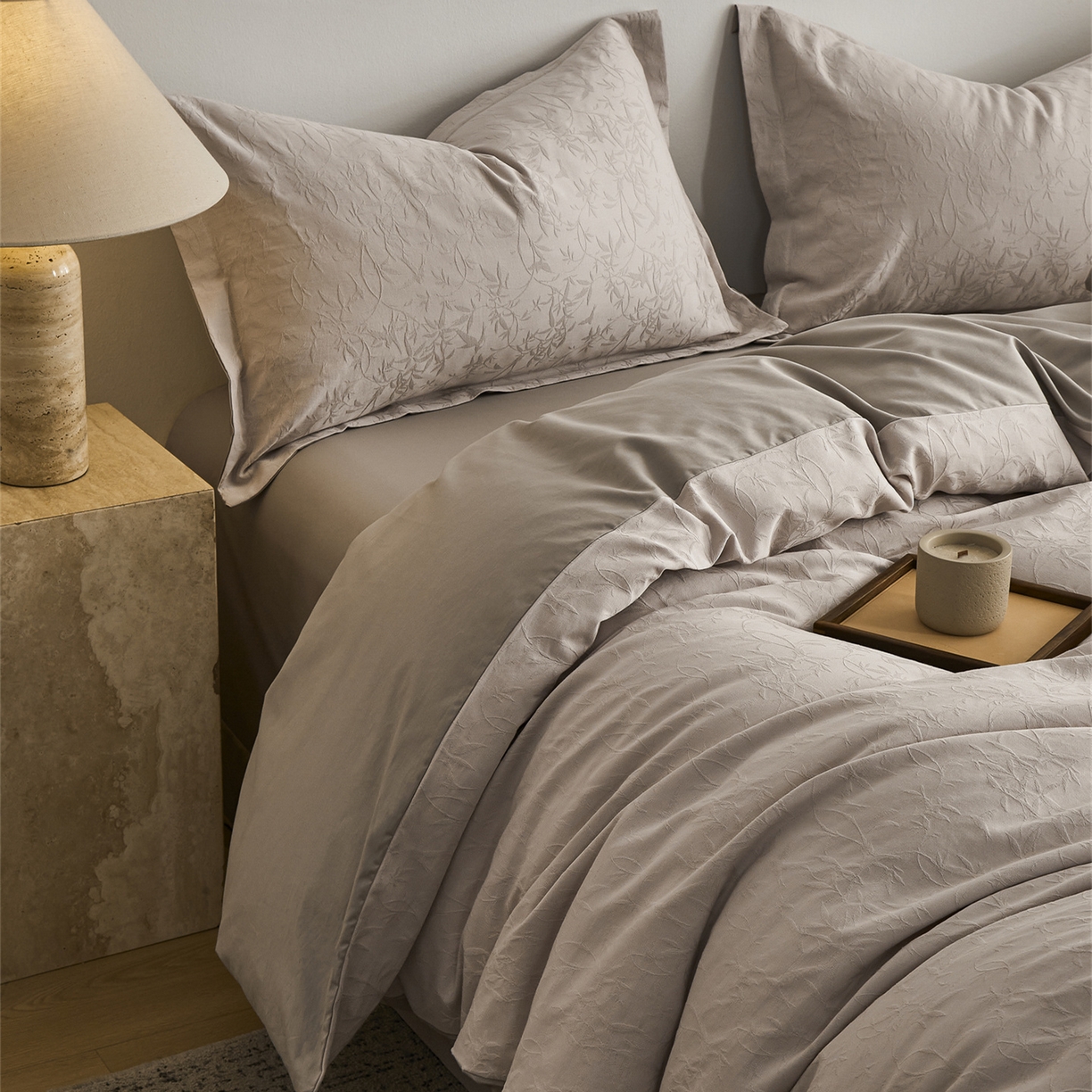 91家纺网 家纺一手货源 找家纺 顾家家居 2026新款AB面全棉厚织提花四件套 森蔓-玉脂