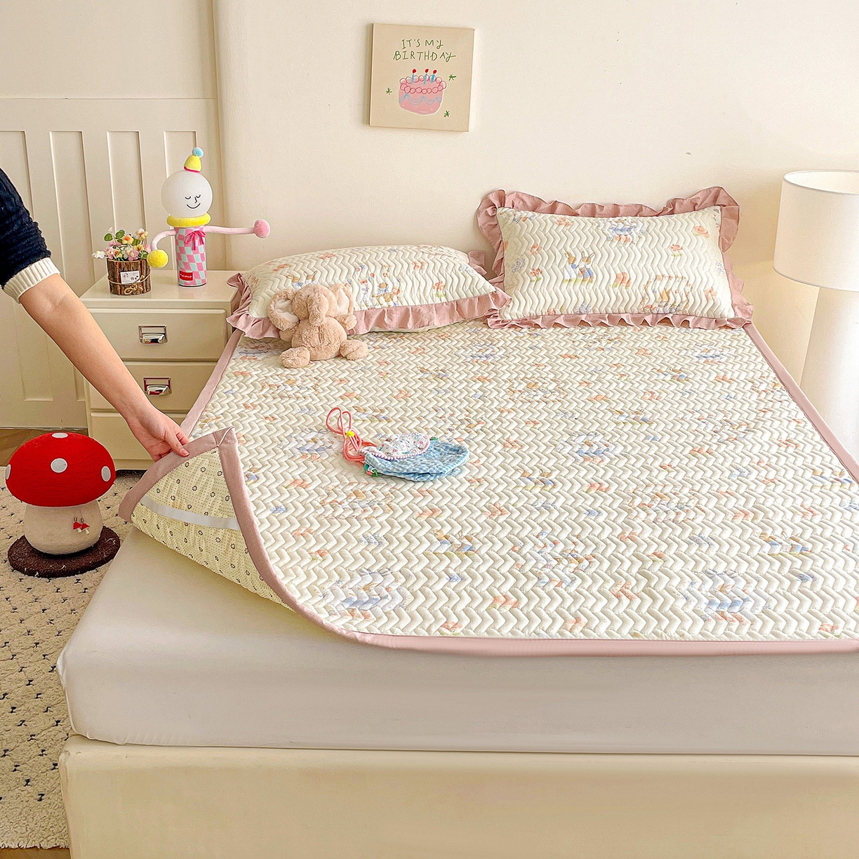 91家纺网 家纺一手货源 找家纺 纽缦家纺 2026春夏新款云感提花双层纱夹棉床垫 镜子里的兔