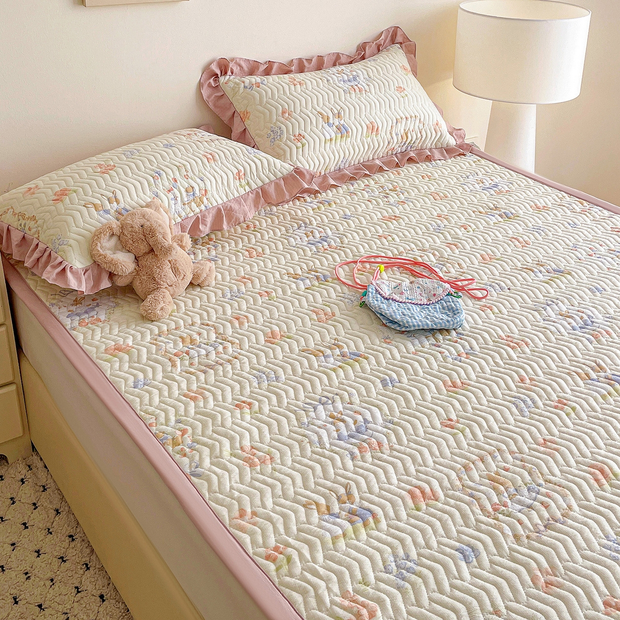 91家纺网 家纺一手货源 找家纺 纽缦家纺 2026春夏新款云感提花双层纱夹棉床垫 镜子里的兔