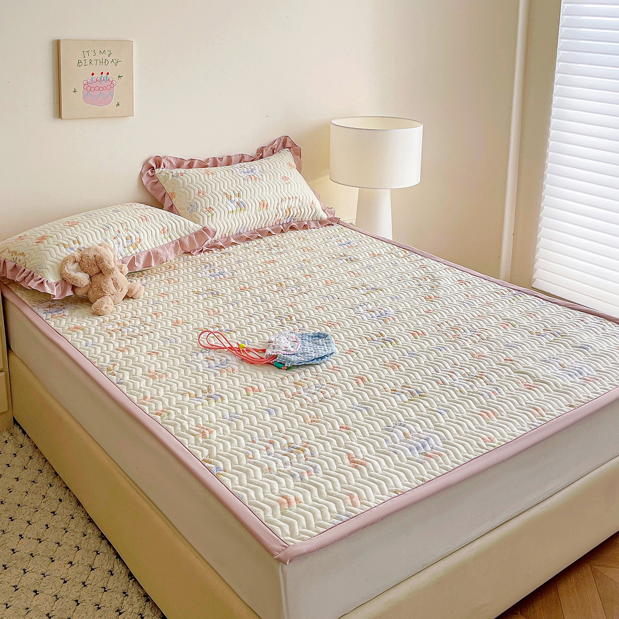 91家纺网 家纺一手货源 找家纺 纽缦家纺 2026春夏新款云感提花双层纱夹棉床垫 镜子里的兔