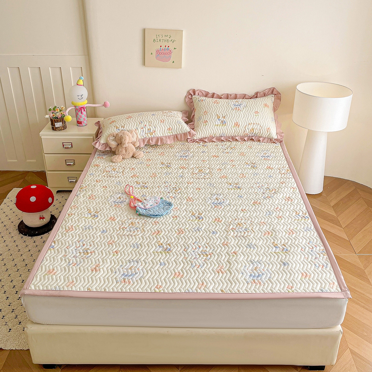 91家纺网 家纺一手货源 找家纺 纽缦家纺 2026春夏新款云感提花双层纱夹棉床垫 镜子里的兔