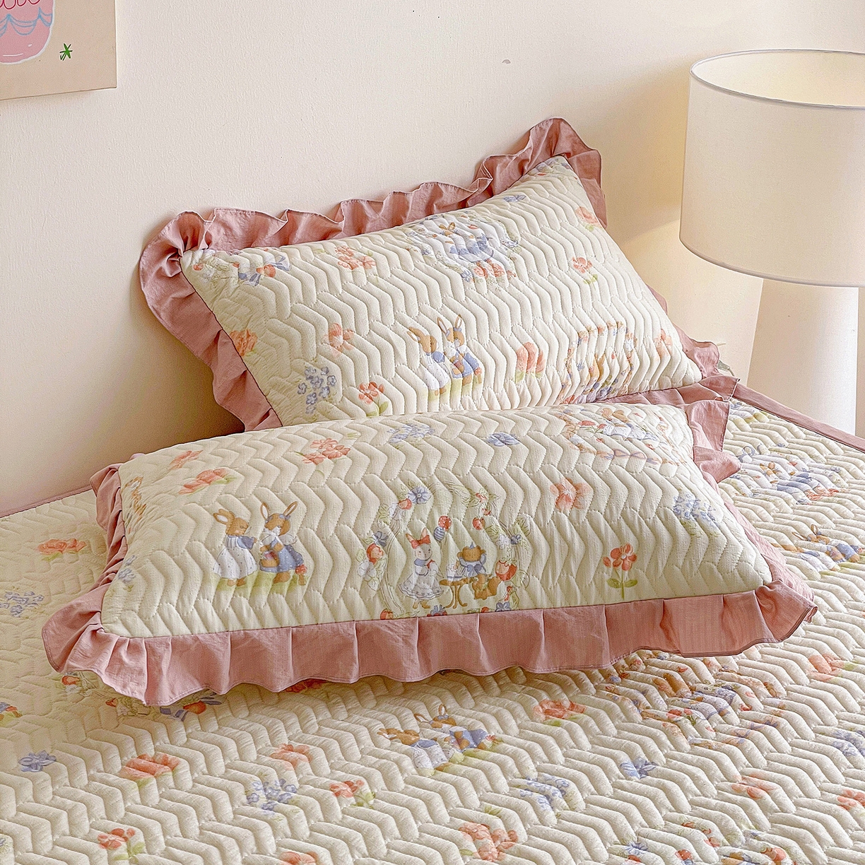 91家纺网 家纺一手货源 找家纺 纽缦家纺 2026春夏新款云感提花双层纱夹棉床垫 镜子里的兔