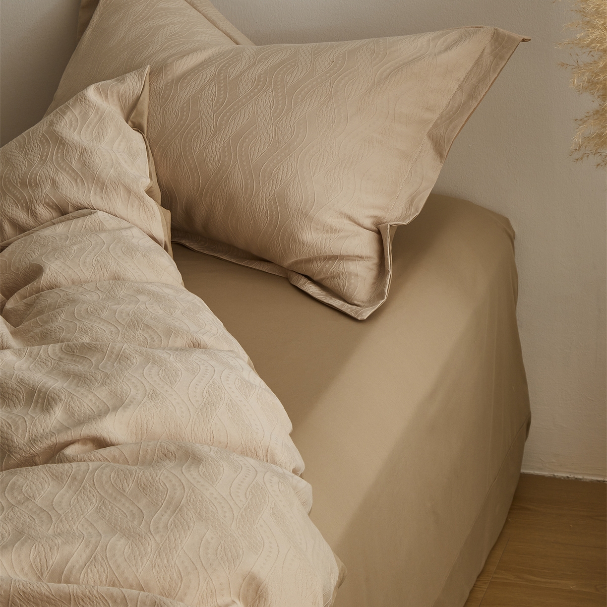 91家纺网 家纺一手货源 找家纺 顾家家居 2026新款AB面全棉厚织提花四件套 素简-芸黄