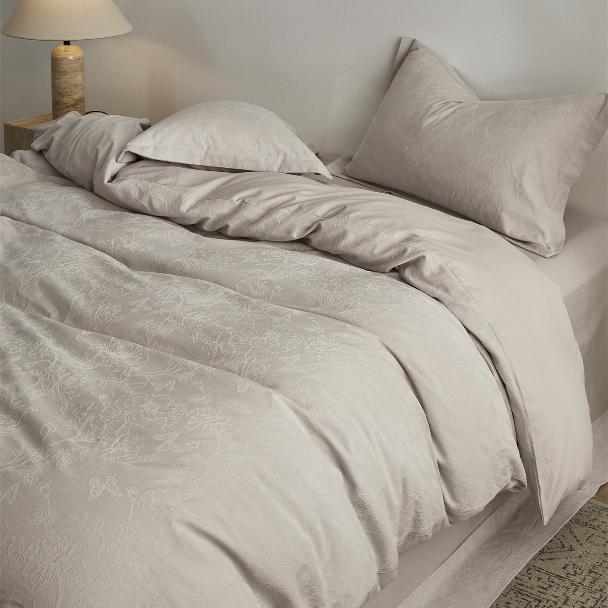 91家纺网 家纺一手货源 找家纺 顾家家居 2026新款AB面全棉厚织提花四件套 寻岚-玉脂