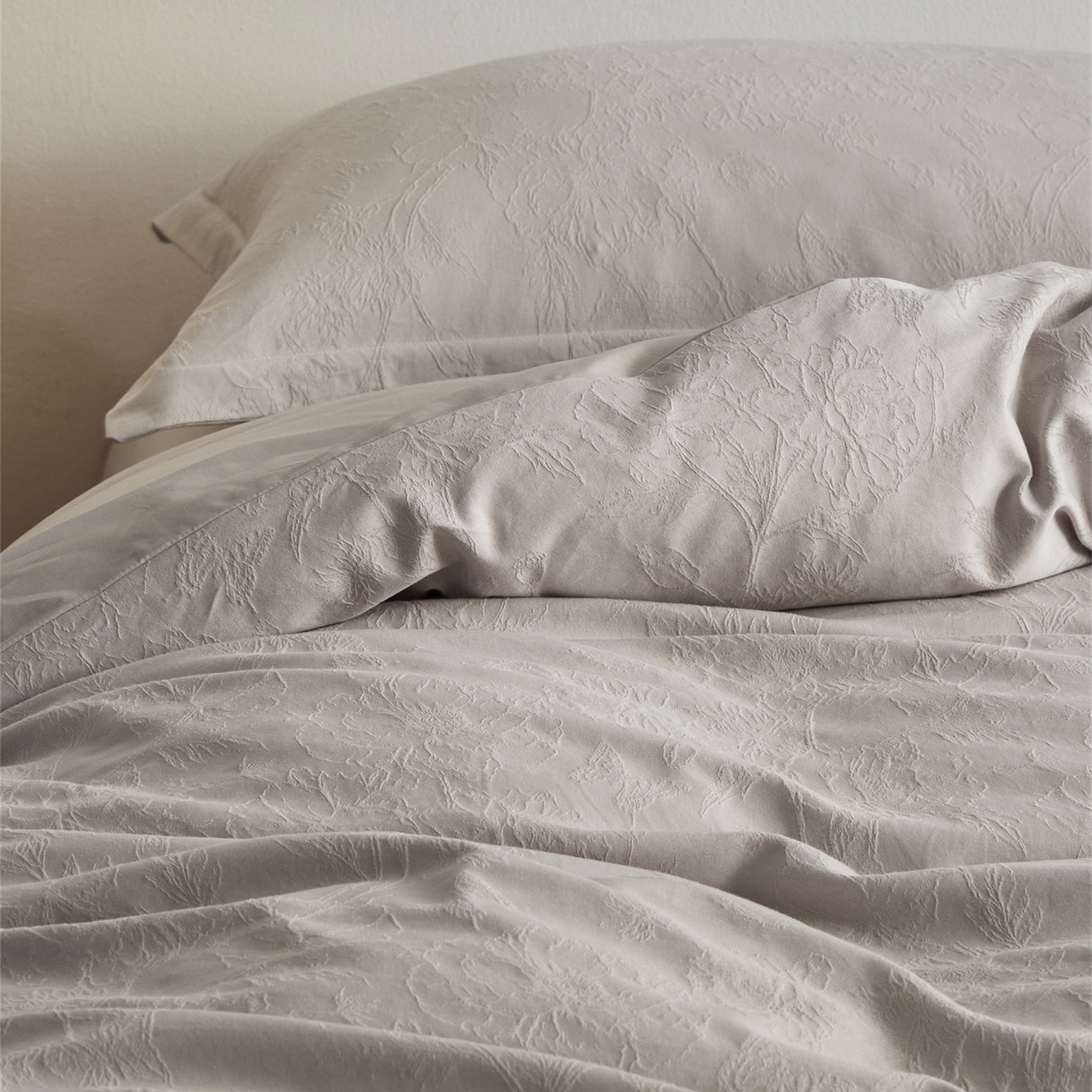 91家纺网 家纺一手货源 找家纺 顾家家居 2026新款AB面全棉厚织提花四件套 寻岚-玉脂