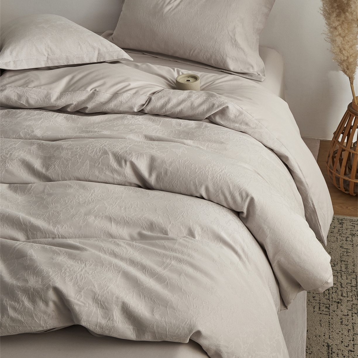 91家纺网 家纺一手货源 找家纺 顾家家居 2026新款AB面全棉厚织提花四件套 寻岚-玉脂