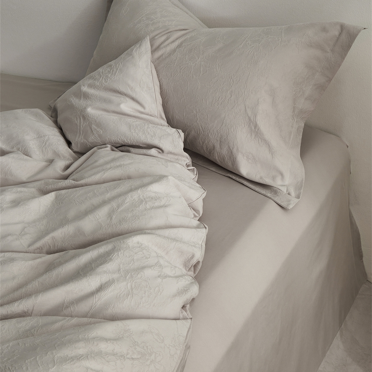 91家纺网 家纺一手货源 找家纺 顾家家居 2026新款AB面全棉厚织提花四件套 寻岚-玉脂