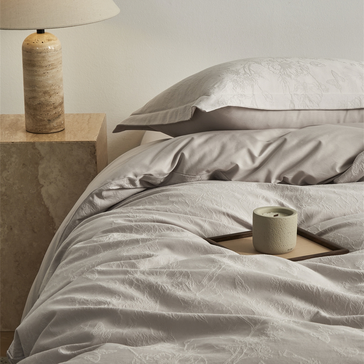 91家纺网 家纺一手货源 找家纺 顾家家居 2026新款AB面全棉厚织提花四件套 寻岚-玉脂