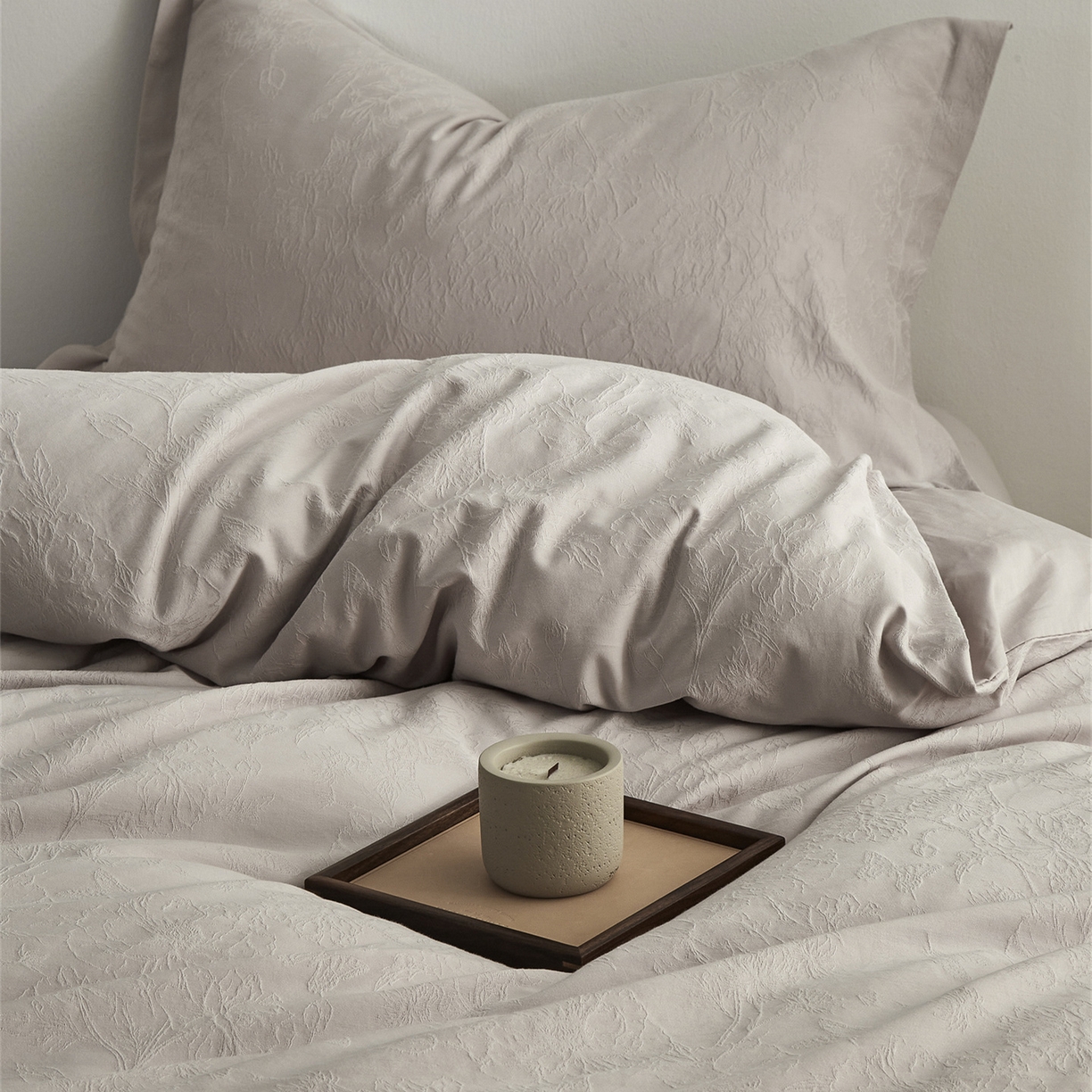 91家纺网 家纺一手货源 找家纺 顾家家居 2026新款AB面全棉厚织提花四件套 寻岚-玉脂