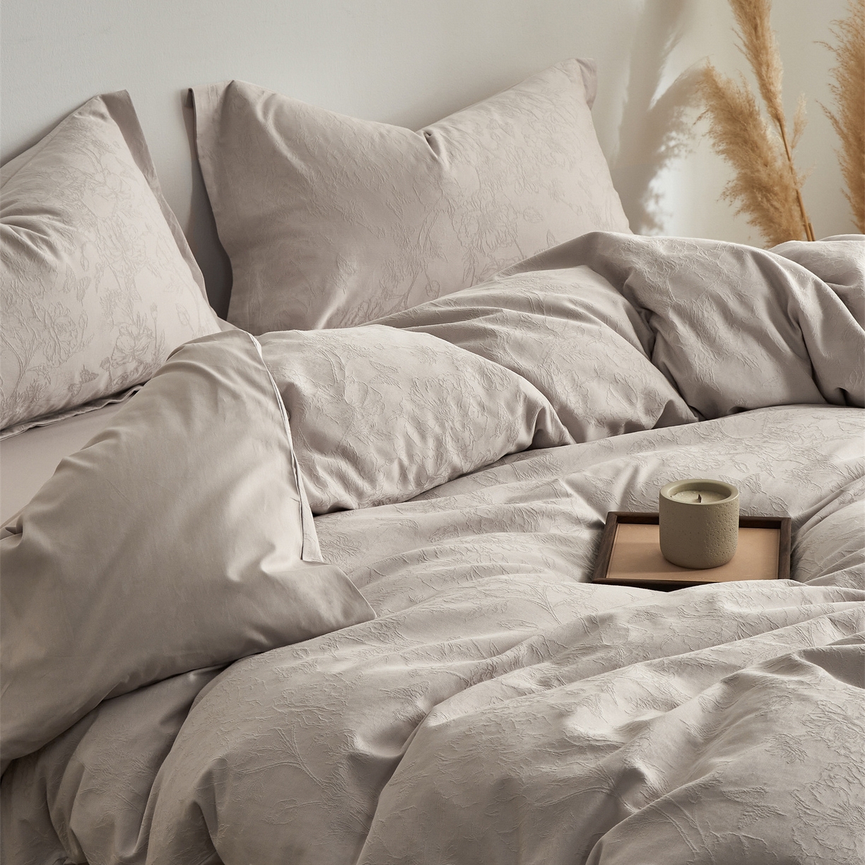 91家纺网 家纺一手货源 找家纺 顾家家居 2026新款AB面全棉厚织提花四件套 寻岚-玉脂