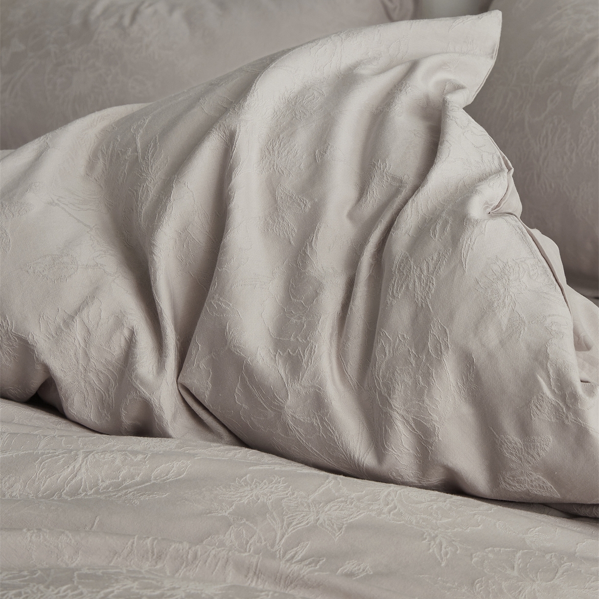 91家纺网 家纺一手货源 找家纺 顾家家居 2026新款AB面全棉厚织提花四件套 寻岚-玉脂