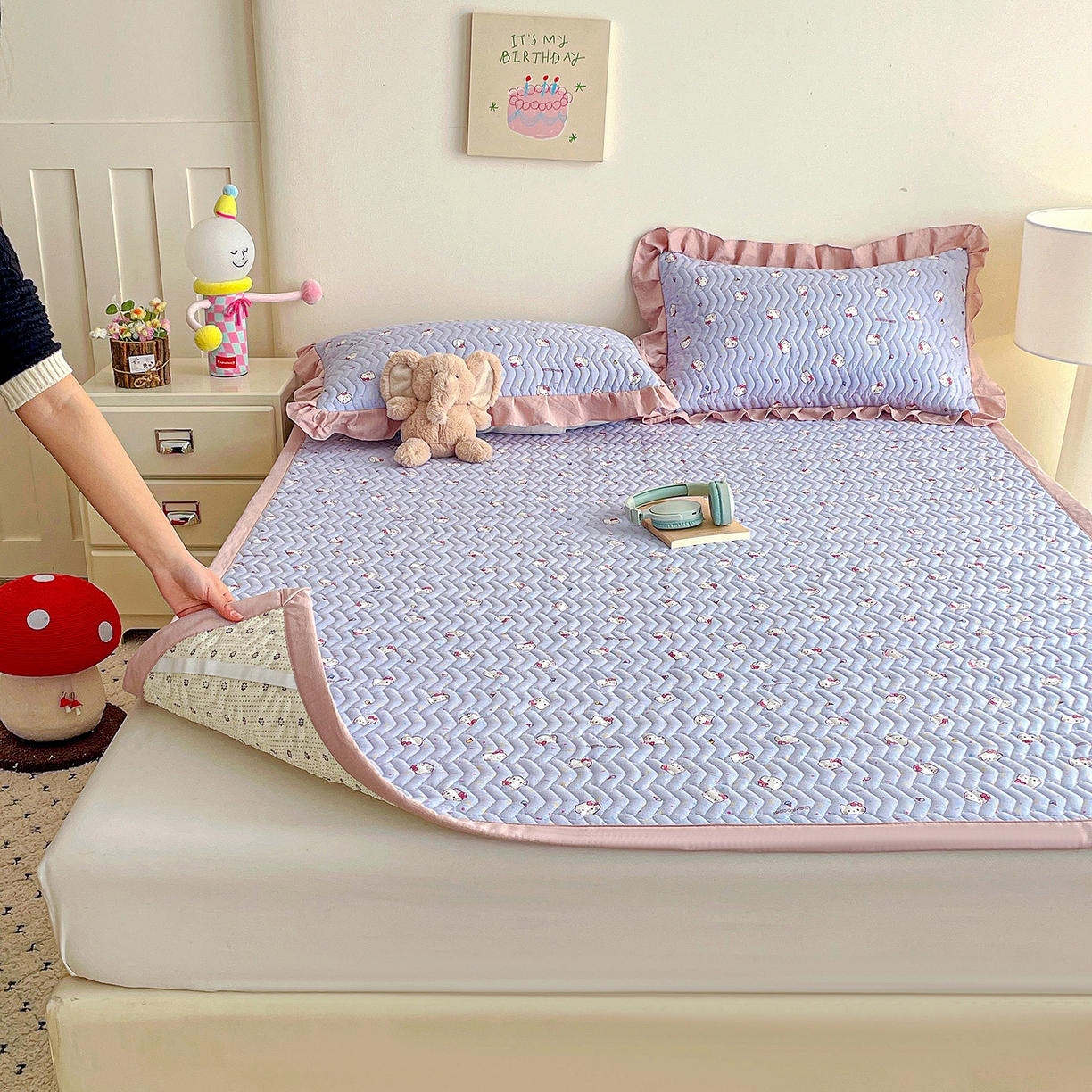 91家纺网 家纺一手货源 找家纺 纽缦家纺 2026春夏新款云感提花双层纱夹棉床垫 蓝莓奶糖