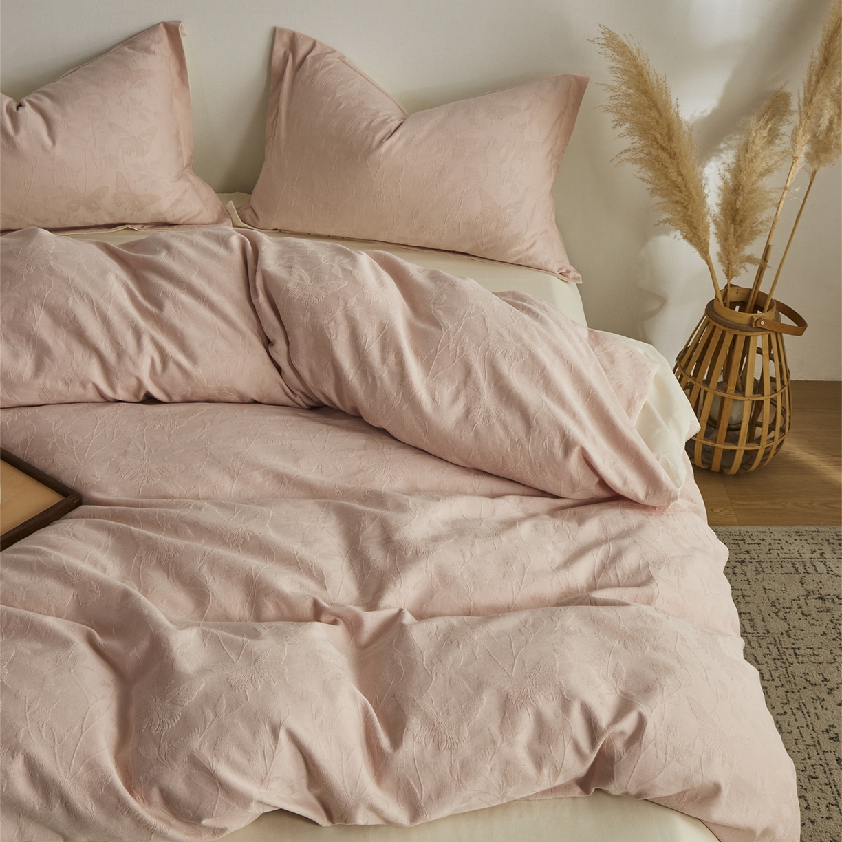 91家纺网 家纺一手货源 找家纺 顾家家居 2026新款AB面全棉厚织提花四件套 郁蝶-绯粉