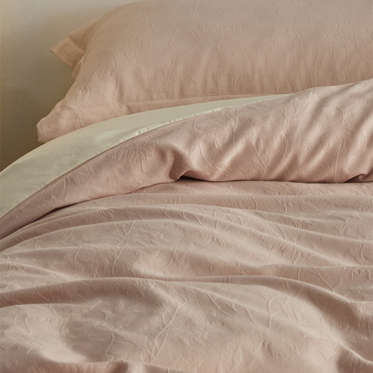 91家纺网 家纺一手货源 找家纺 顾家家居 2026新款AB面全棉厚织提花四件套 郁蝶-绯粉