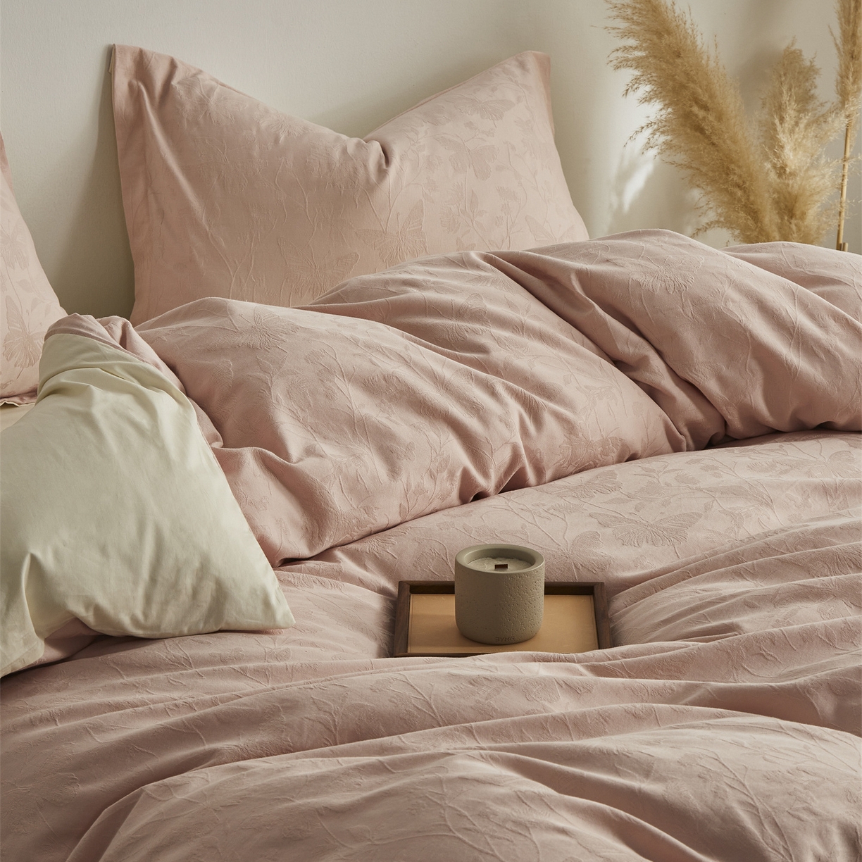 91家纺网 家纺一手货源 找家纺 顾家家居 2026新款AB面全棉厚织提花四件套 郁蝶-绯粉