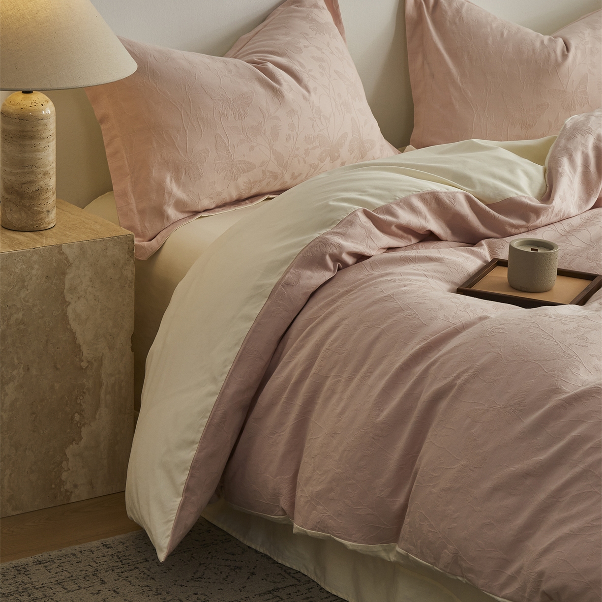 91家纺网 家纺一手货源 找家纺 顾家家居 2026新款AB面全棉厚织提花四件套 郁蝶-绯粉