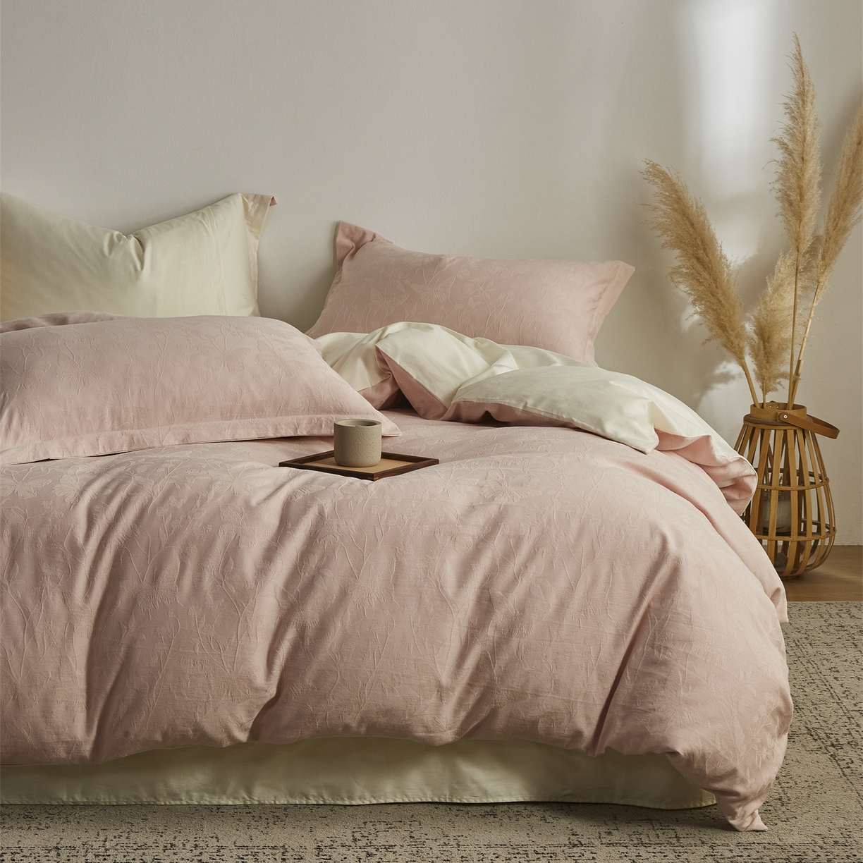 91家纺网 家纺一手货源 找家纺 顾家家居 2026新款AB面全棉厚织提花四件套 郁蝶-绯粉