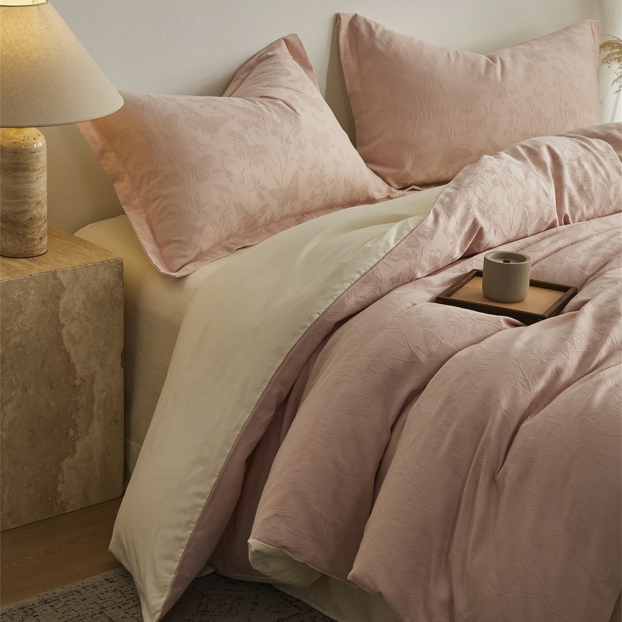 91家纺网 家纺一手货源 找家纺 顾家家居 2026新款AB面全棉厚织提花四件套 郁蝶-绯粉