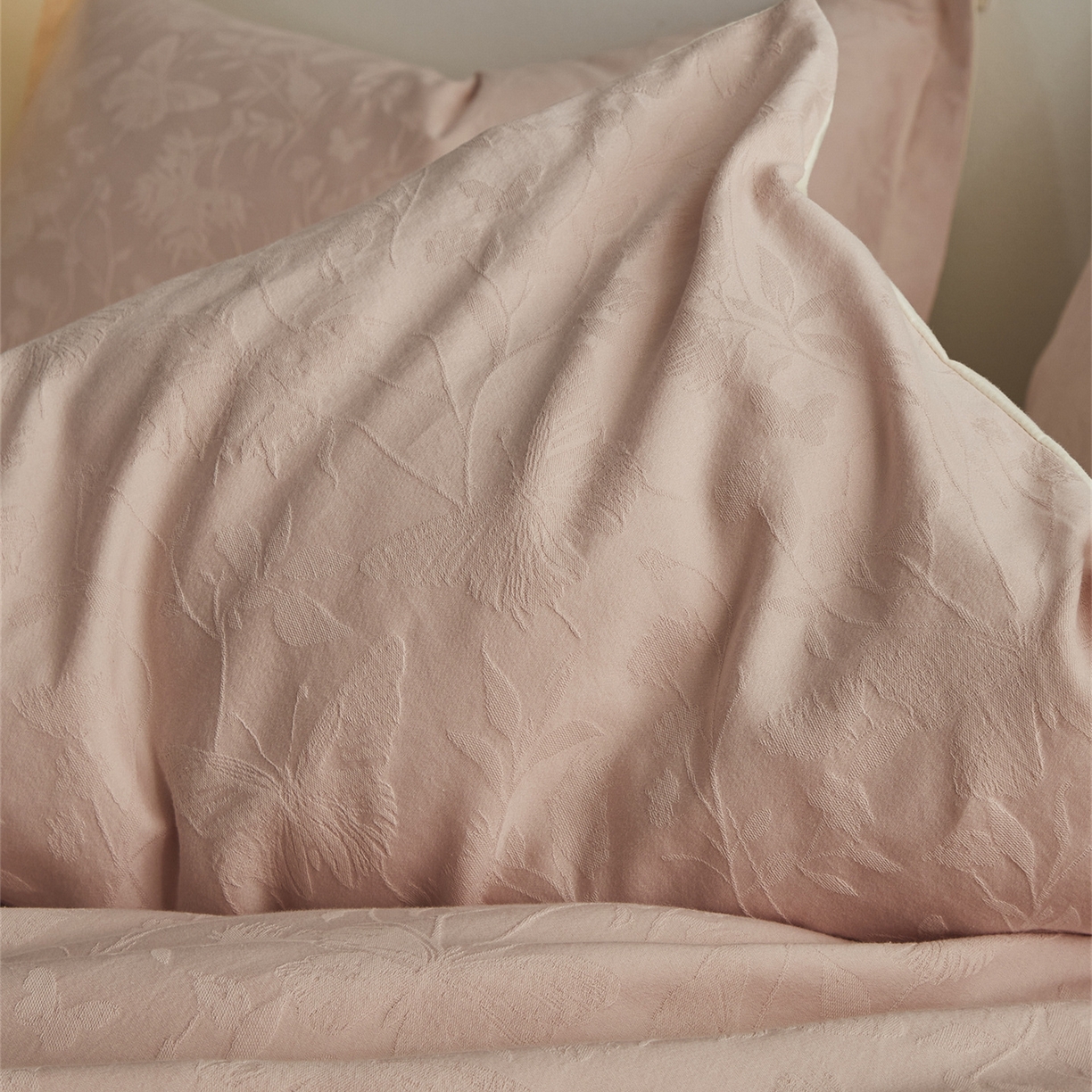 91家纺网 家纺一手货源 找家纺 顾家家居 2026新款AB面全棉厚织提花四件套 郁蝶-绯粉