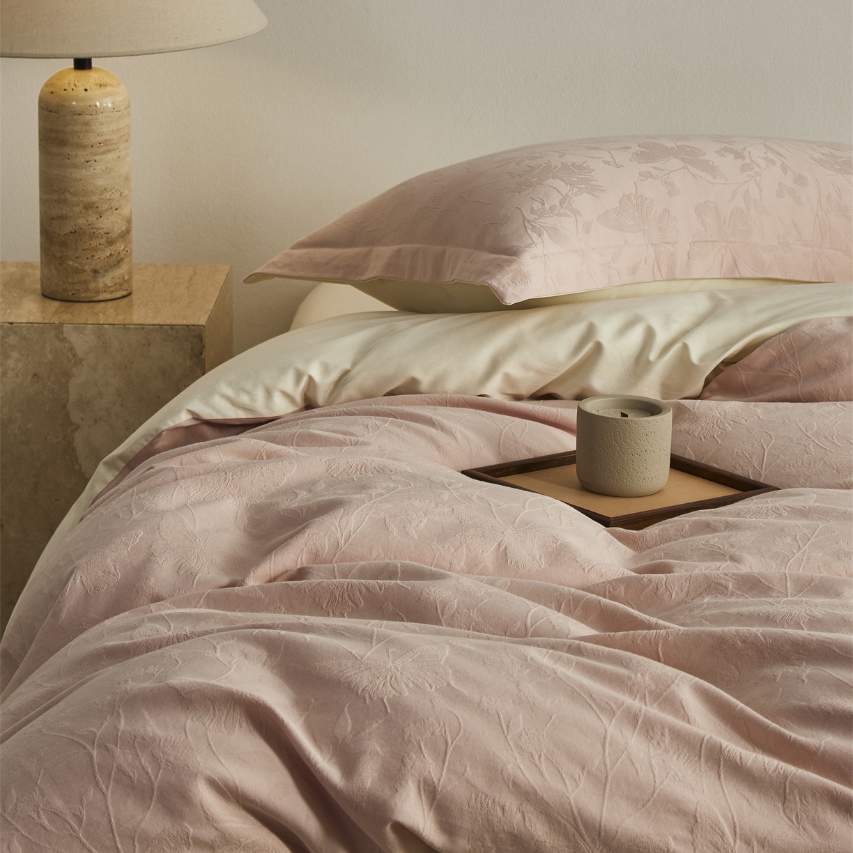 91家纺网 家纺一手货源 找家纺 顾家家居 2026新款AB面全棉厚织提花四件套 郁蝶-绯粉