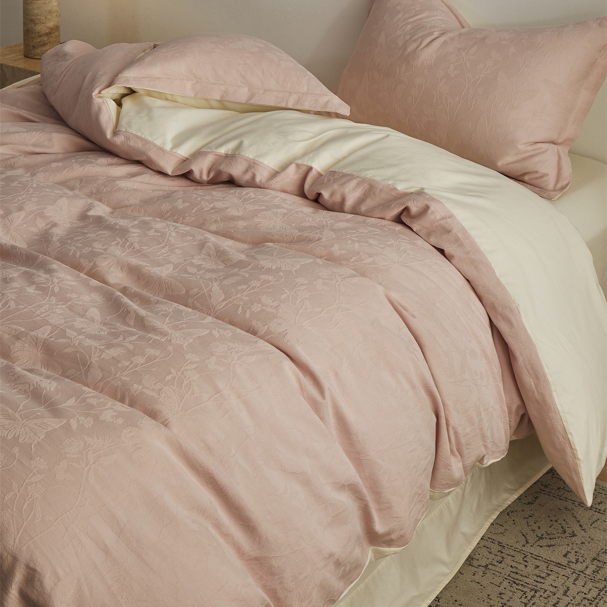 91家纺网 家纺一手货源 找家纺 顾家家居 2026新款AB面全棉厚织提花四件套 郁蝶-绯粉