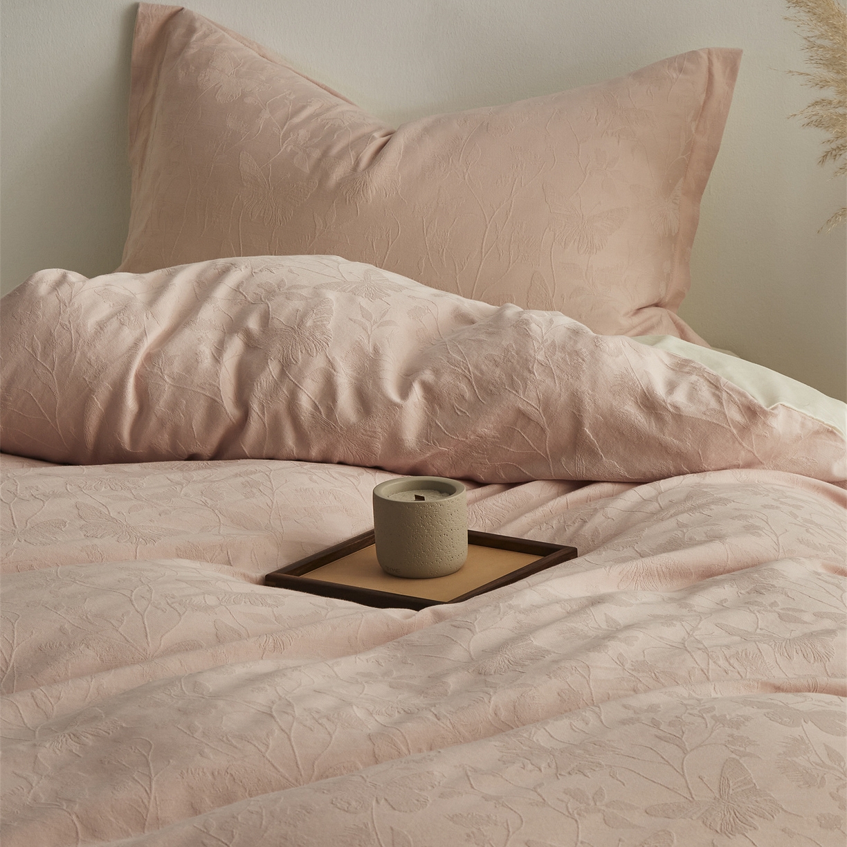 91家纺网 家纺一手货源 找家纺 顾家家居 2026新款AB面全棉厚织提花四件套 郁蝶-绯粉