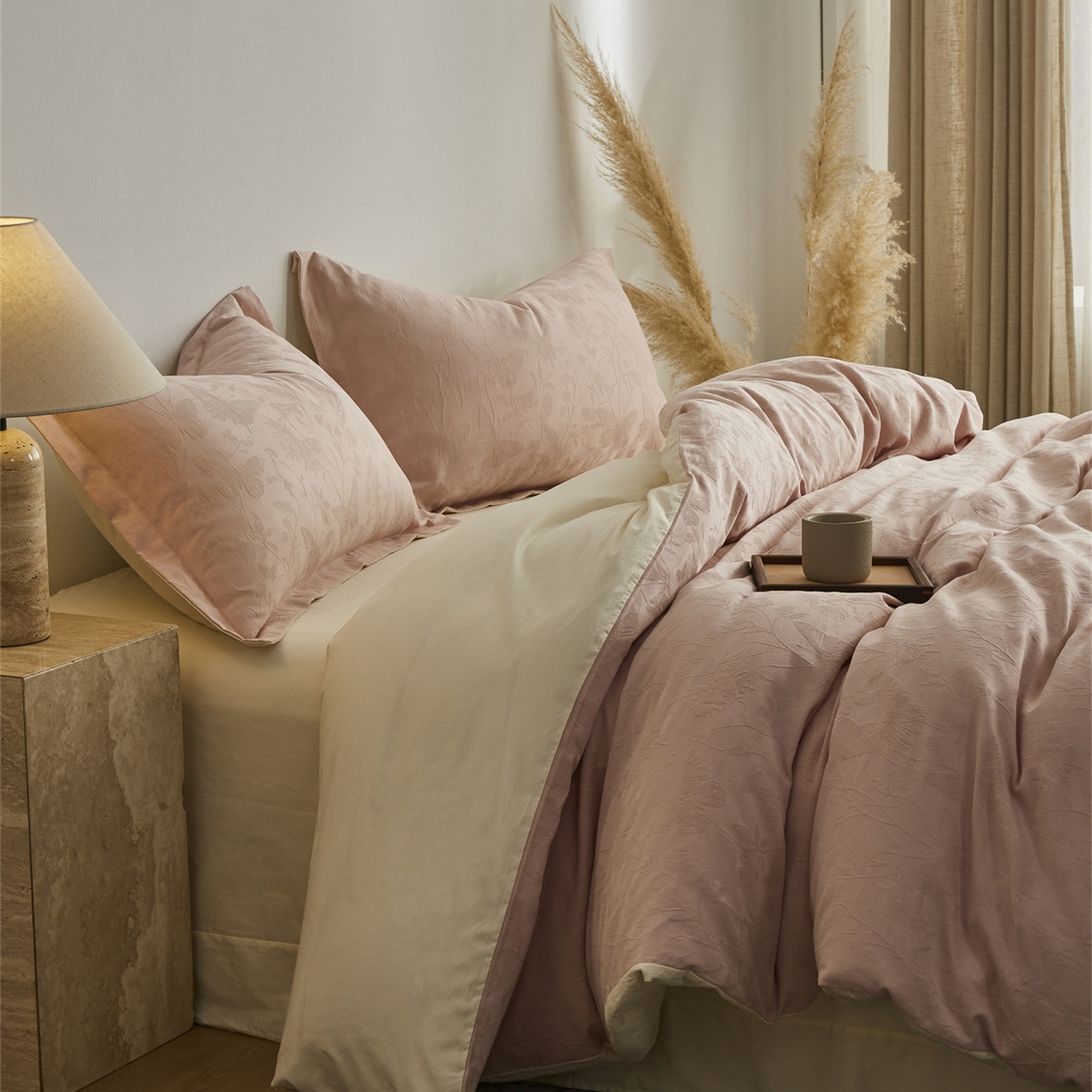 91家纺网 家纺一手货源 找家纺 顾家家居 2026新款AB面全棉厚织提花四件套 郁蝶-绯粉