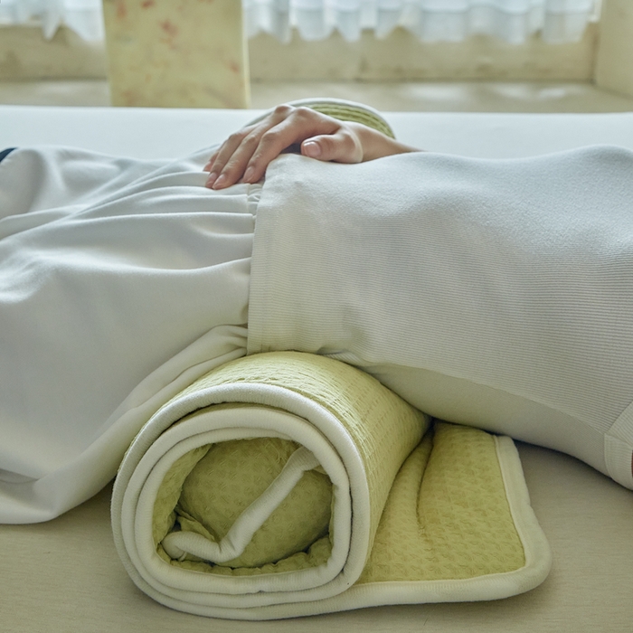 91家纺网 家纺一手货源 找家纺 梵希良品家纺 2026新款毛巾枕头枕芯护颈椎助睡眠反弓便携折叠高低度可调节牵引圆柱睡觉专用 果绿-PE软管款