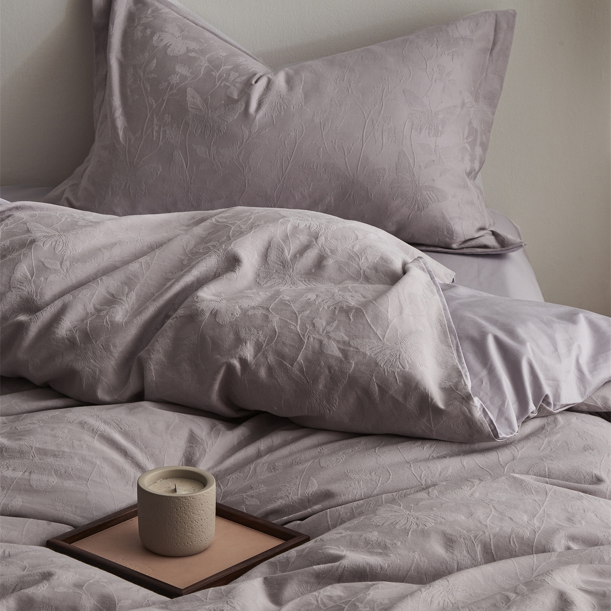 91家纺网 家纺一手货源 找家纺 顾家家居 2026新款AB面全棉厚织提花四件套 郁蝶-雾紫