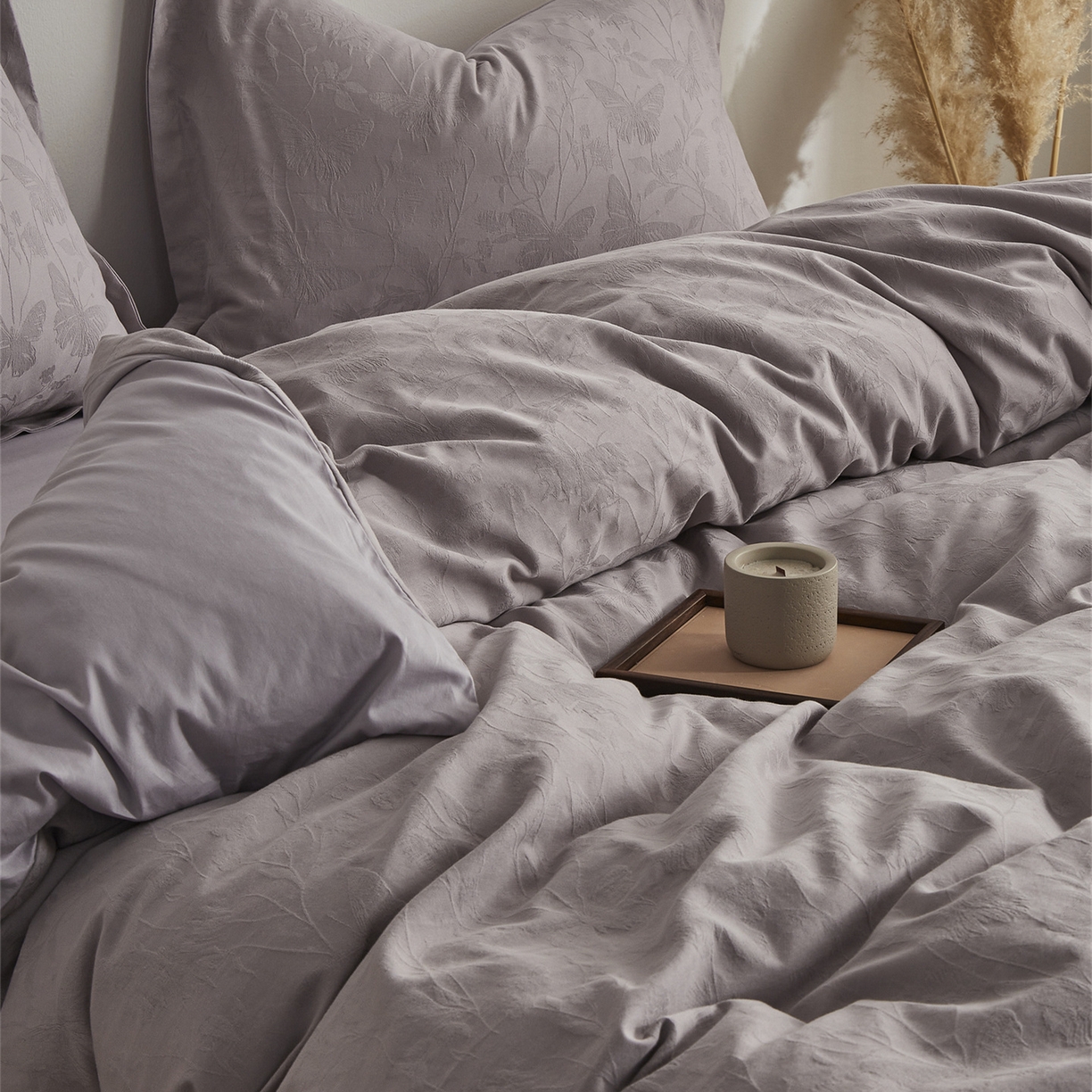 91家纺网 家纺一手货源 找家纺 顾家家居 2026新款AB面全棉厚织提花四件套 郁蝶-雾紫