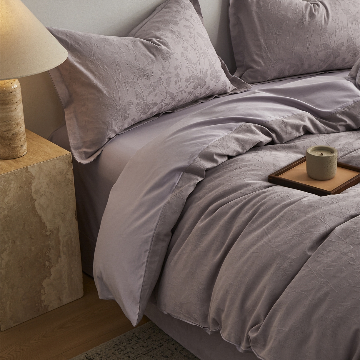 91家纺网 家纺一手货源 找家纺 顾家家居 2026新款AB面全棉厚织提花四件套 郁蝶-雾紫