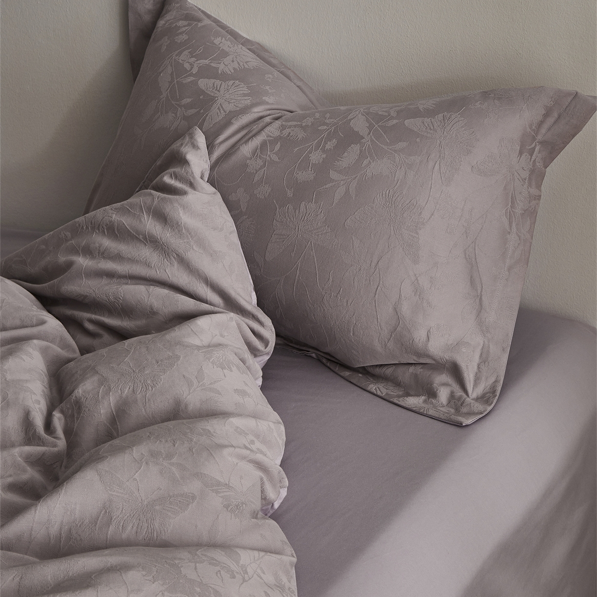 91家纺网 家纺一手货源 找家纺 顾家家居 2026新款AB面全棉厚织提花四件套 郁蝶-雾紫