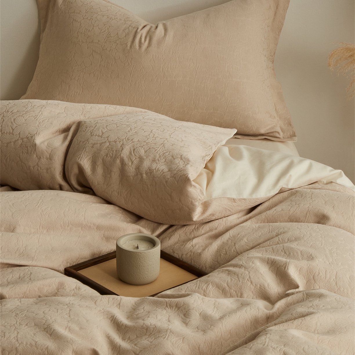 91家纺网 家纺一手货源 找家纺 顾家家居 2026新款AB面全棉厚织提花四件套 沄芷-芸黄