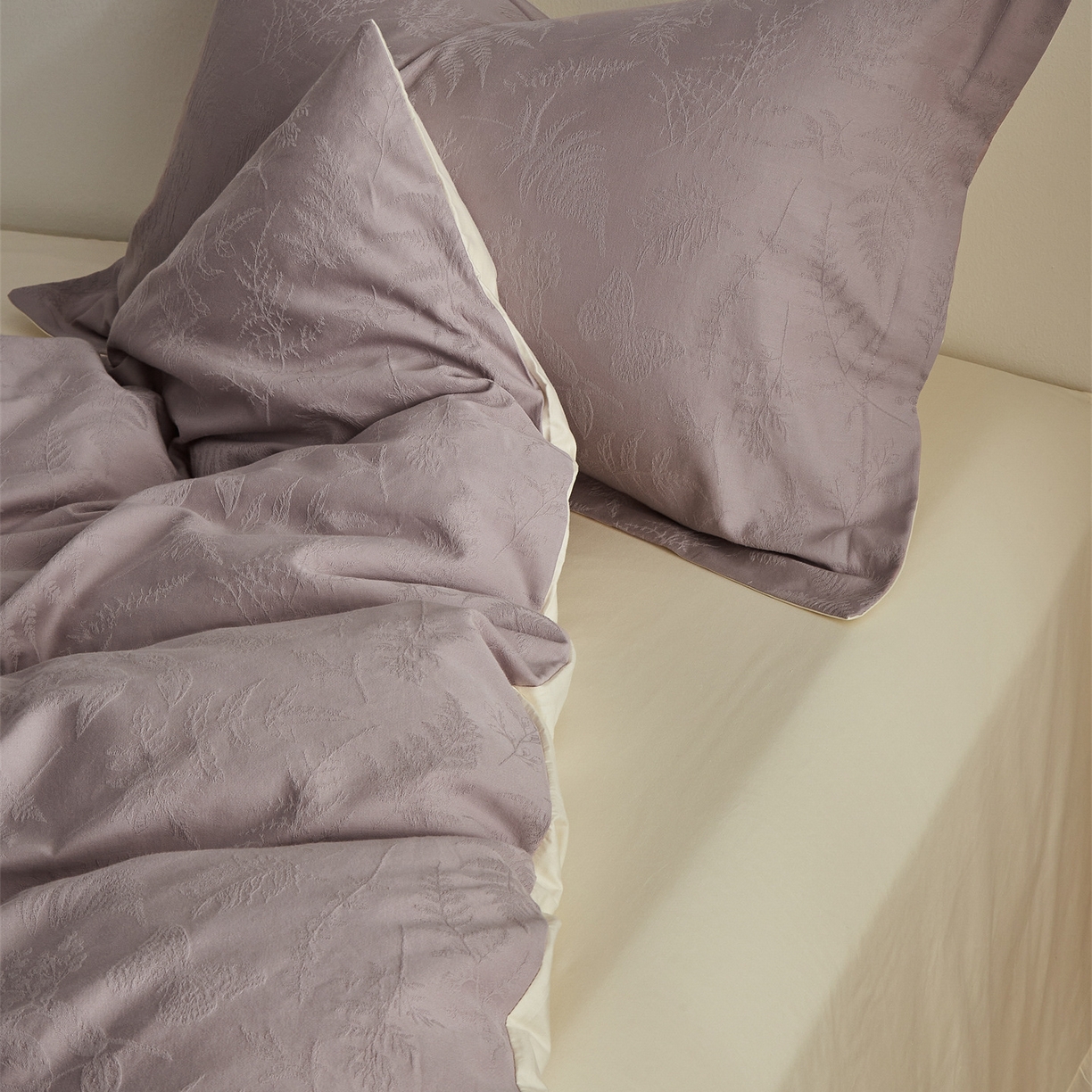 91家纺网 家纺一手货源 找家纺 顾家家居 2026新款AB面全棉厚织提花四件套 枝椿-雾紫