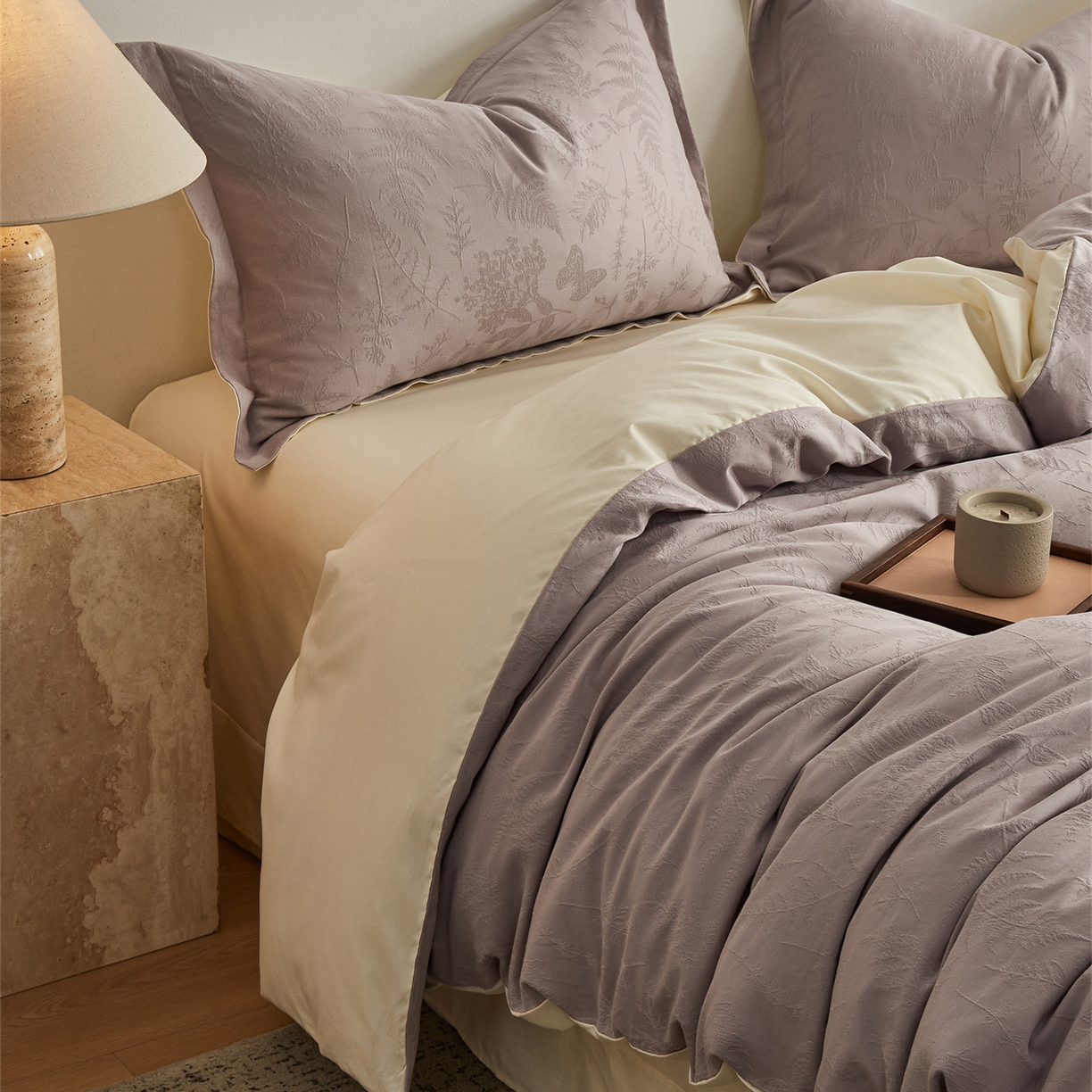 91家纺网 家纺一手货源 找家纺 顾家家居 2026新款AB面全棉厚织提花四件套 枝椿-雾紫