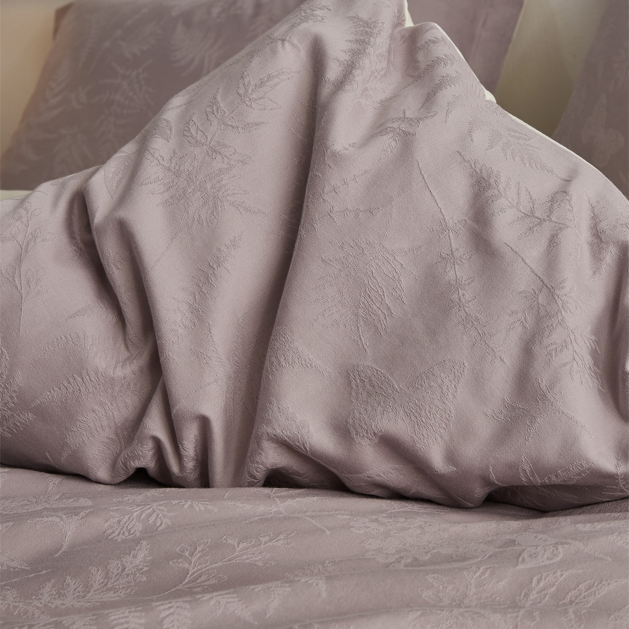 91家纺网 家纺一手货源 找家纺 顾家家居 2026新款AB面全棉厚织提花四件套 枝椿-雾紫