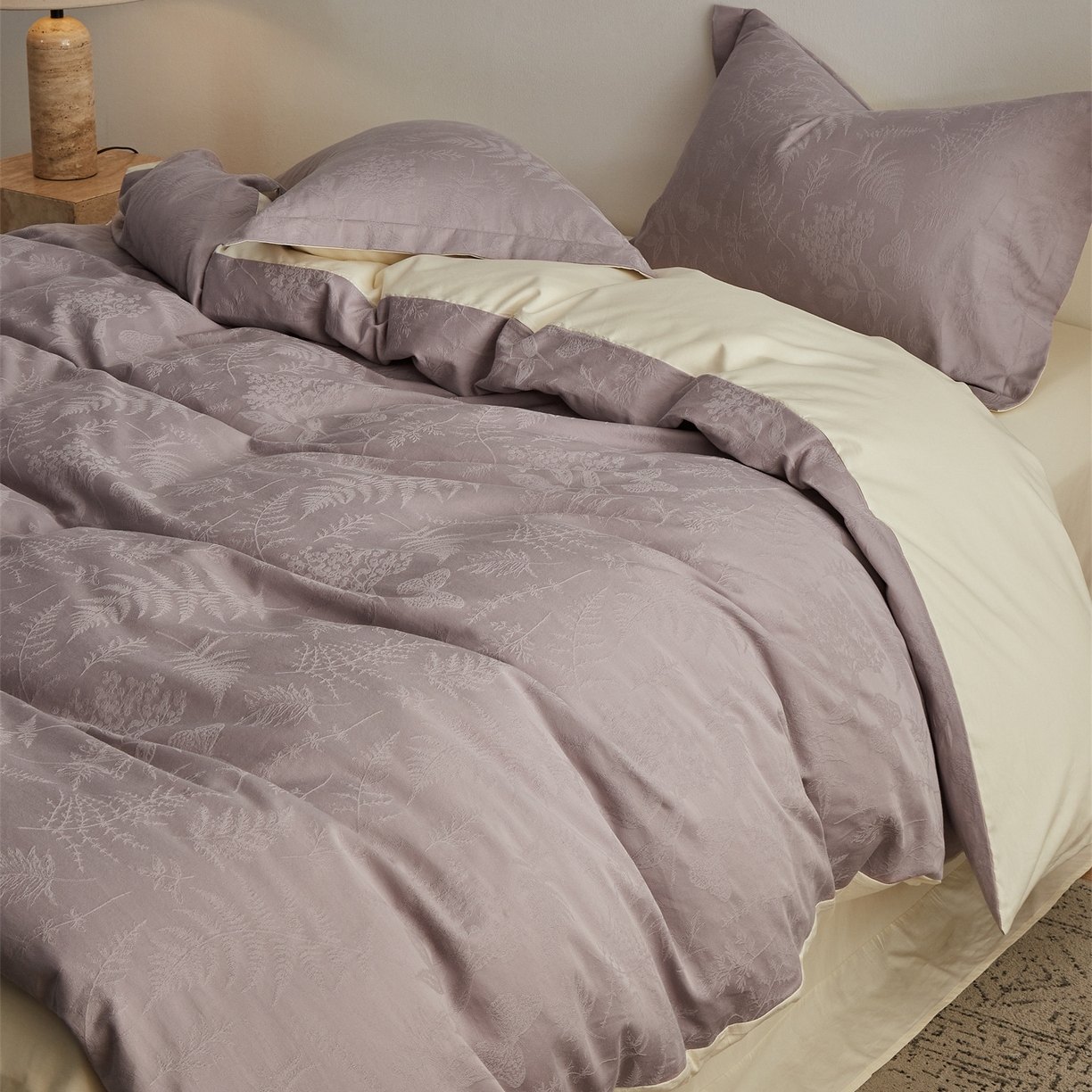 91家纺网 家纺一手货源 找家纺 顾家家居 2026新款AB面全棉厚织提花四件套 枝椿-雾紫