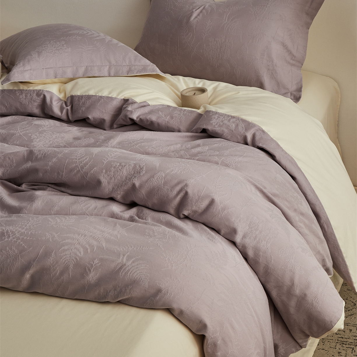 91家纺网 家纺一手货源 找家纺 顾家家居 2026新款AB面全棉厚织提花四件套 枝椿-雾紫