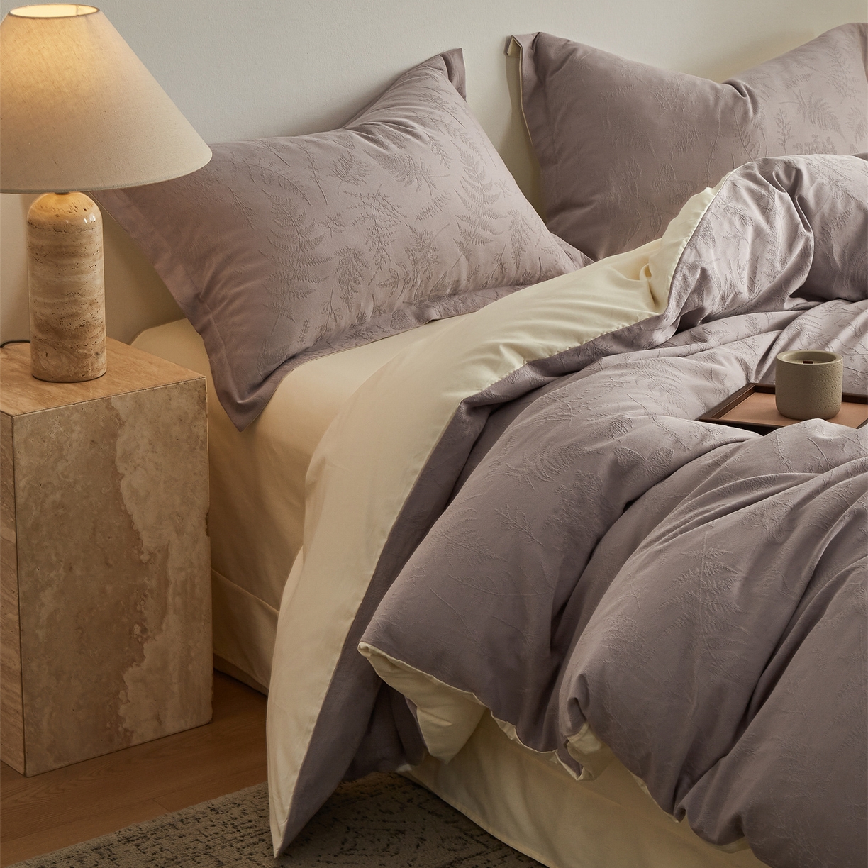 91家纺网 家纺一手货源 找家纺 顾家家居 2026新款AB面全棉厚织提花四件套 枝椿-雾紫