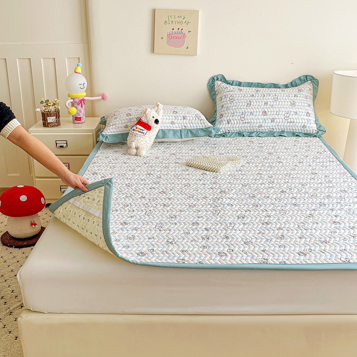 91家纺网 家纺一手货源 找家纺 纽缦家纺 2026春夏新款云感提花双层纱夹棉床垫 切块草莓猫