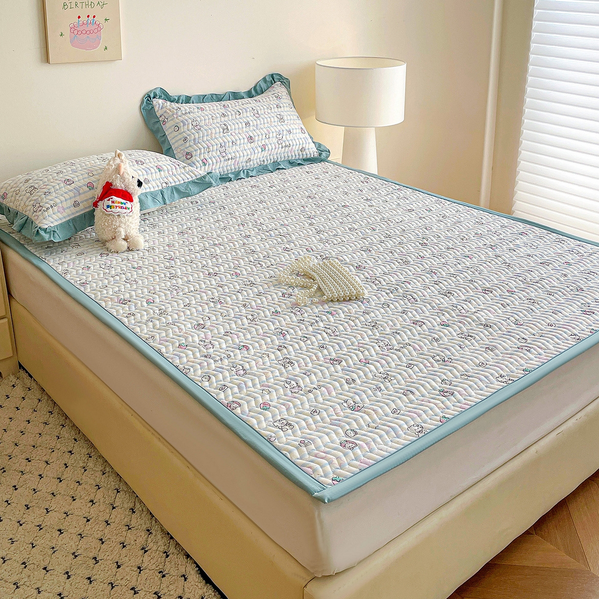 91家纺网 家纺一手货源 找家纺 纽缦家纺 2026春夏新款云感提花双层纱夹棉床垫 切块草莓猫