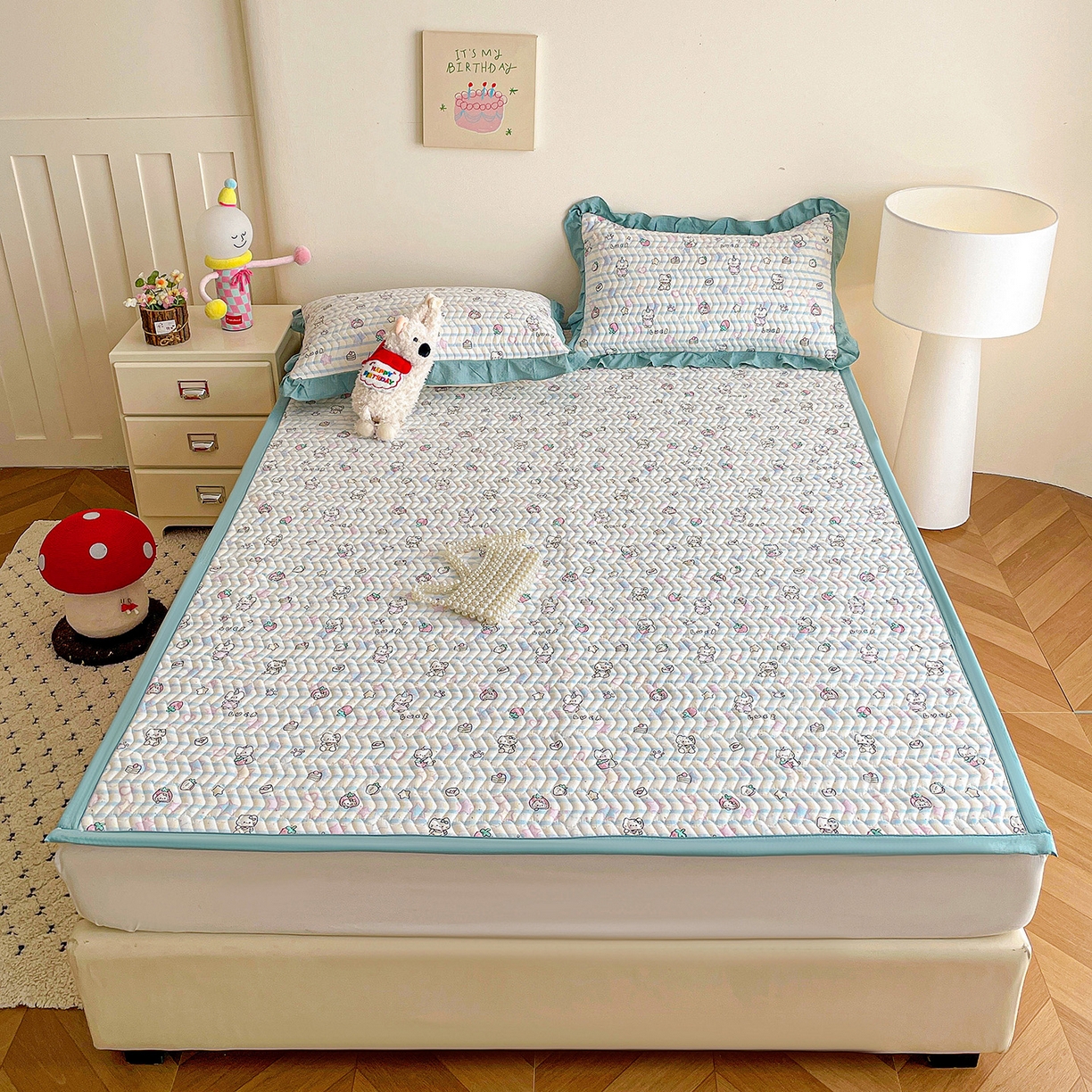 91家纺网 家纺一手货源 找家纺 纽缦家纺 2026春夏新款云感提花双层纱夹棉床垫 切块草莓猫