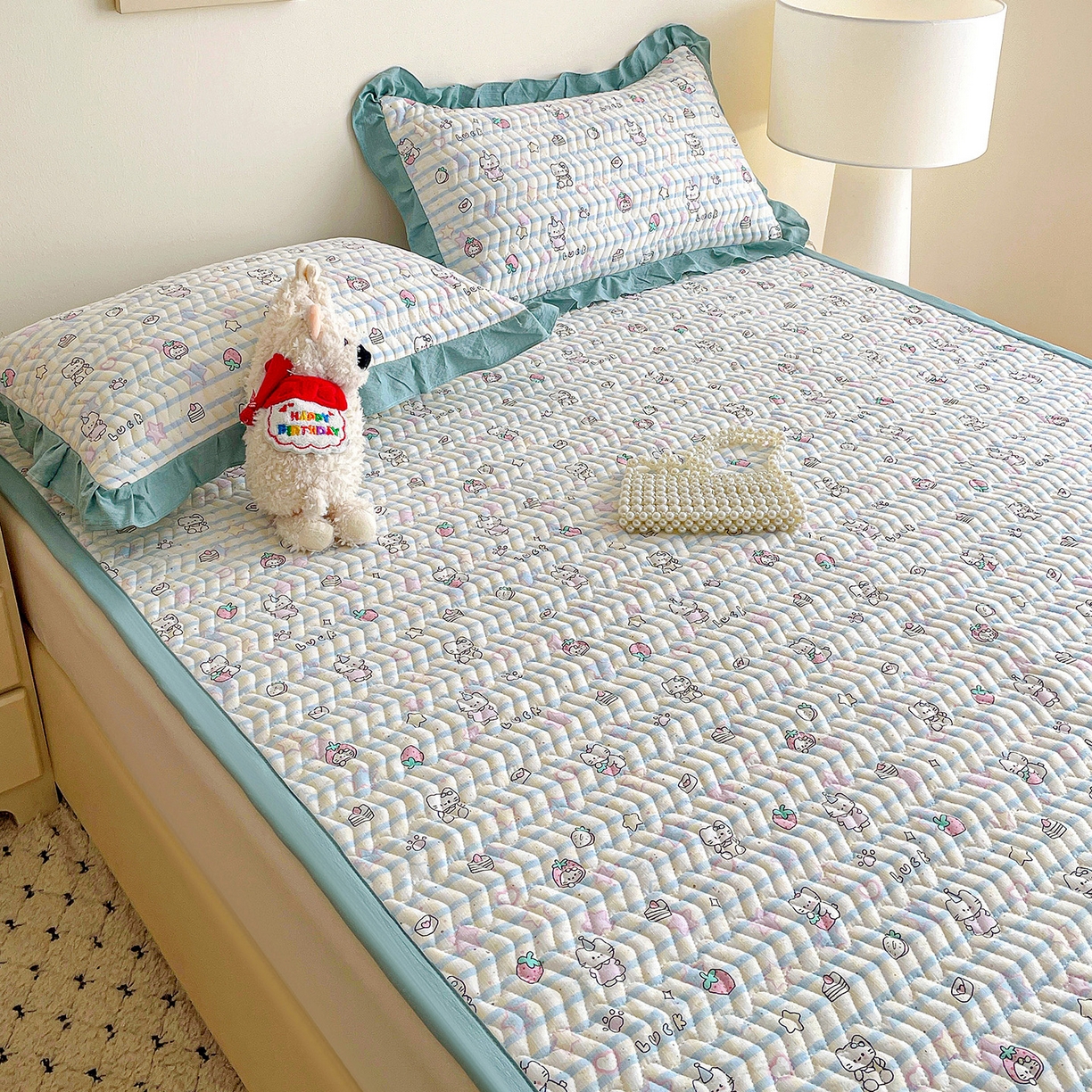 91家纺网 家纺一手货源 找家纺 纽缦家纺 2026春夏新款云感提花双层纱夹棉床垫 切块草莓猫