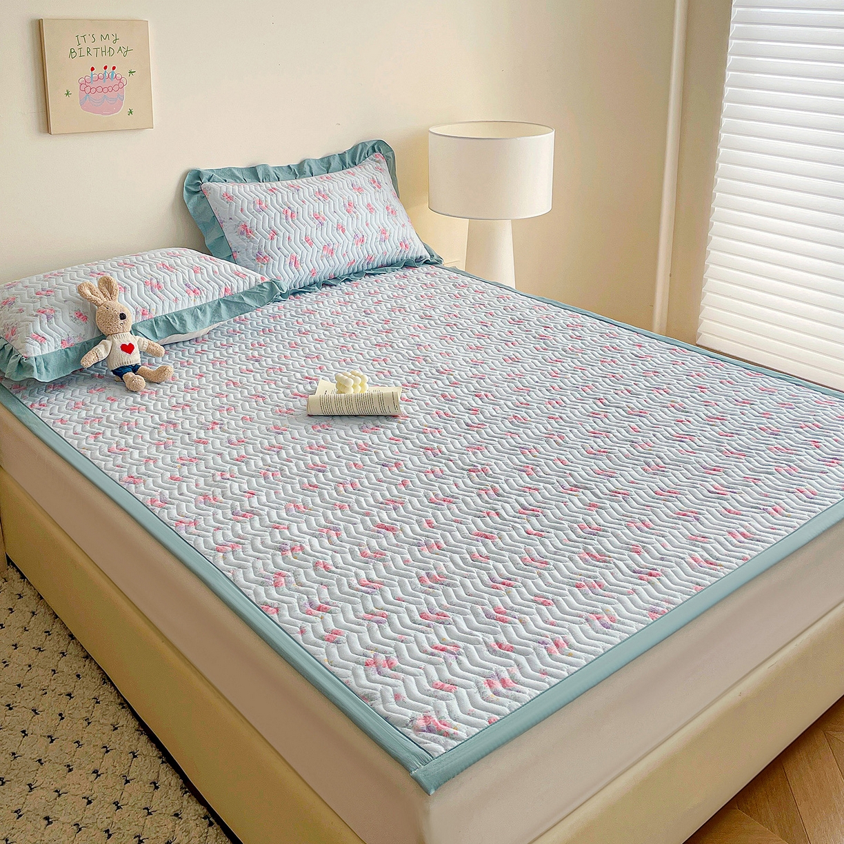 91家纺网 家纺一手货源 找家纺 纽缦家纺 2026春夏新款云感提花双层纱夹棉床垫 清风与雾蓝