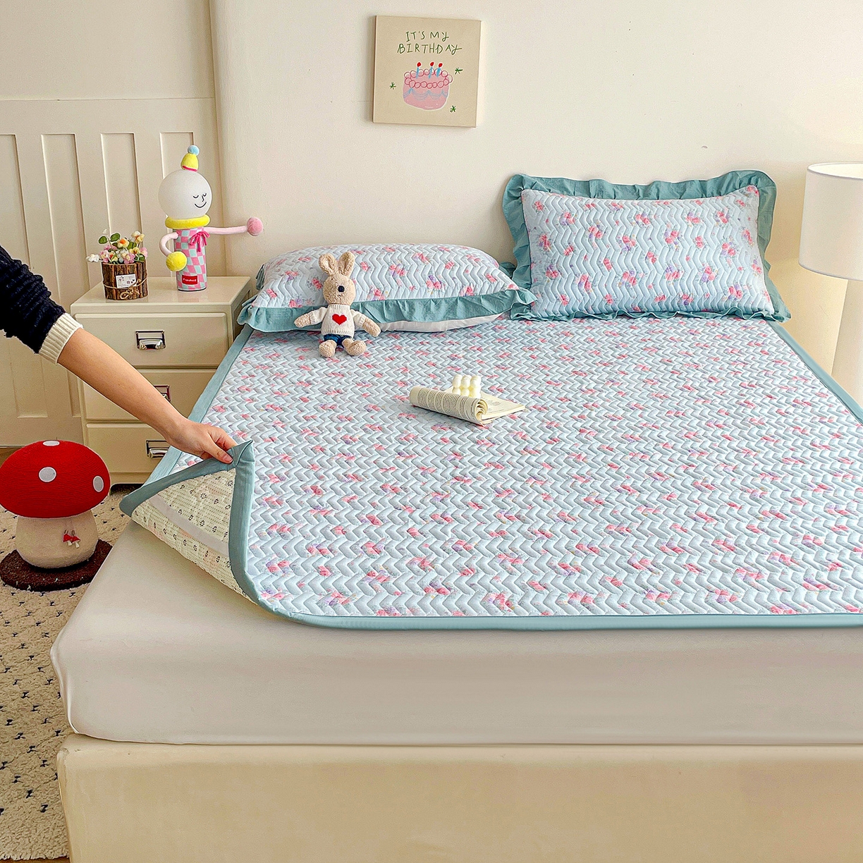 91家纺网 家纺一手货源 找家纺 纽缦家纺 2026春夏新款云感提花双层纱夹棉床垫 清风与雾蓝