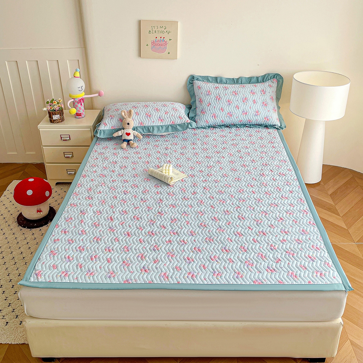 91家纺网 家纺一手货源 找家纺 纽缦家纺 2026春夏新款云感提花双层纱夹棉床垫 清风与雾蓝