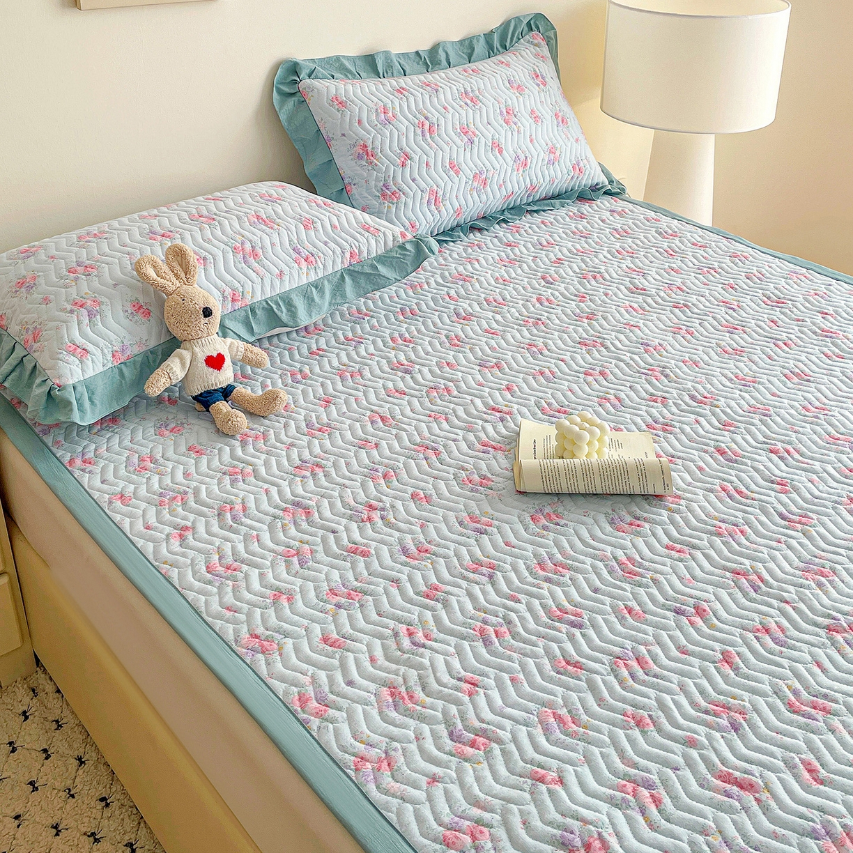 91家纺网 家纺一手货源 找家纺 纽缦家纺 2026春夏新款云感提花双层纱夹棉床垫 清风与雾蓝