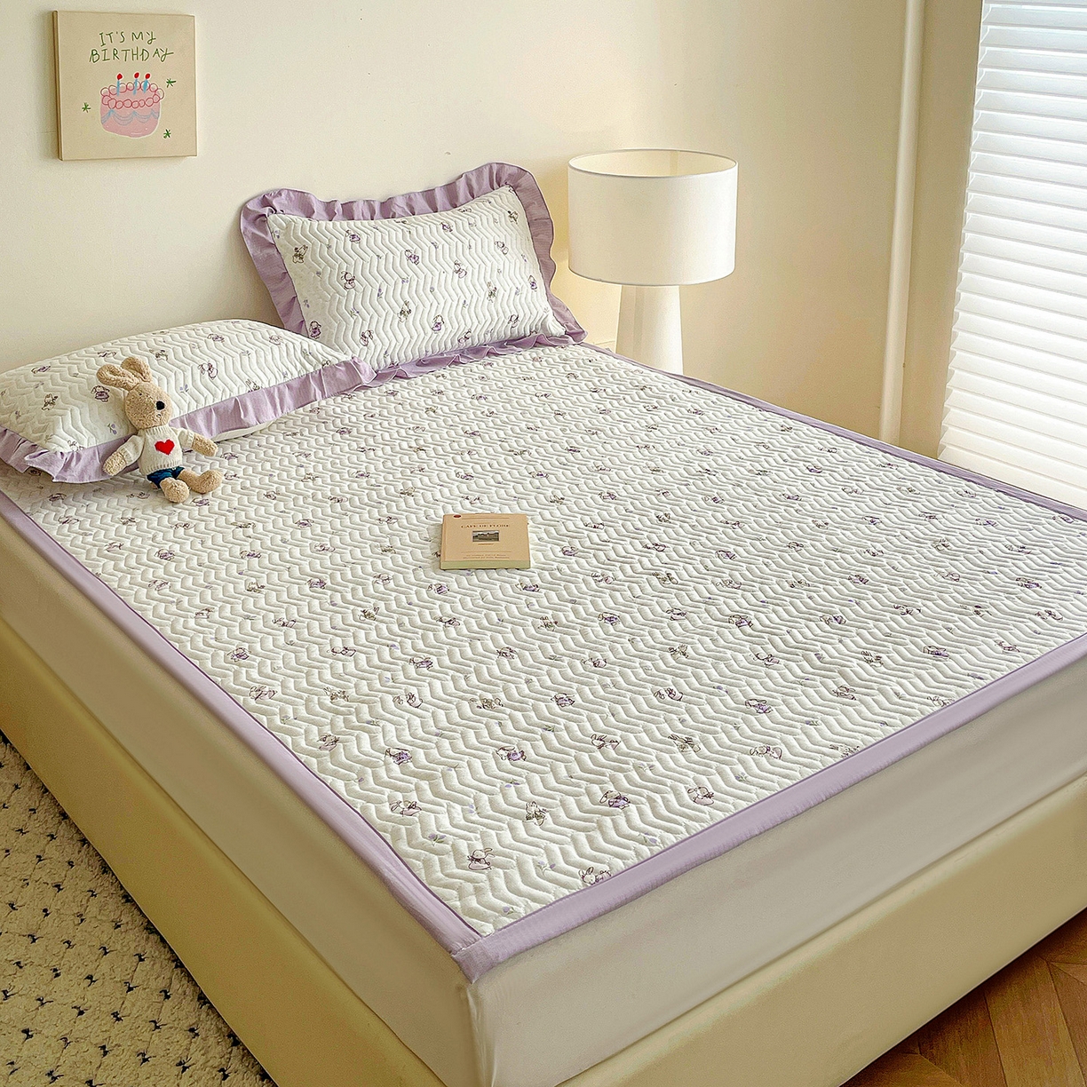 91家纺网 家纺一手货源 找家纺 纽缦家纺 2026春夏新款云感提花双层纱夹棉床垫 裙子小兔