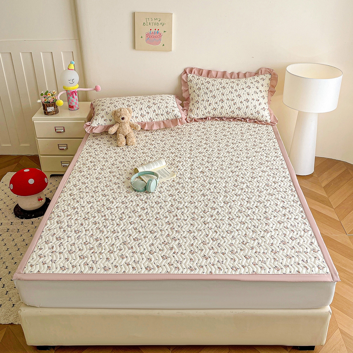 91家纺网 家纺一手货源 找家纺 纽缦家纺 2026春夏新款云感提花双层纱夹棉床垫 苏瑾