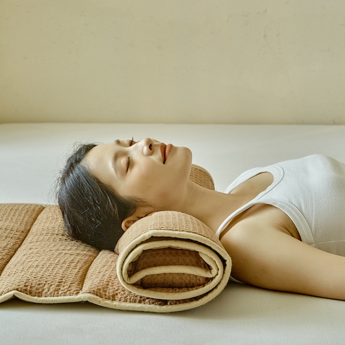 91家纺网 家纺一手货源 找家纺 梵希良品家纺 2026新款毛巾枕头枕芯护颈椎助睡眠反弓便携折叠高低度可调节牵引圆柱睡觉专用 浅咖-PE软管款